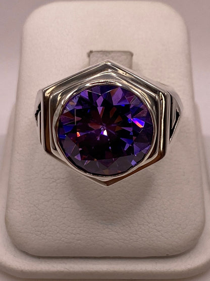 Anillo Artesanal de Plata con Piedra Tornasol en Relieve — ángulo diagonal