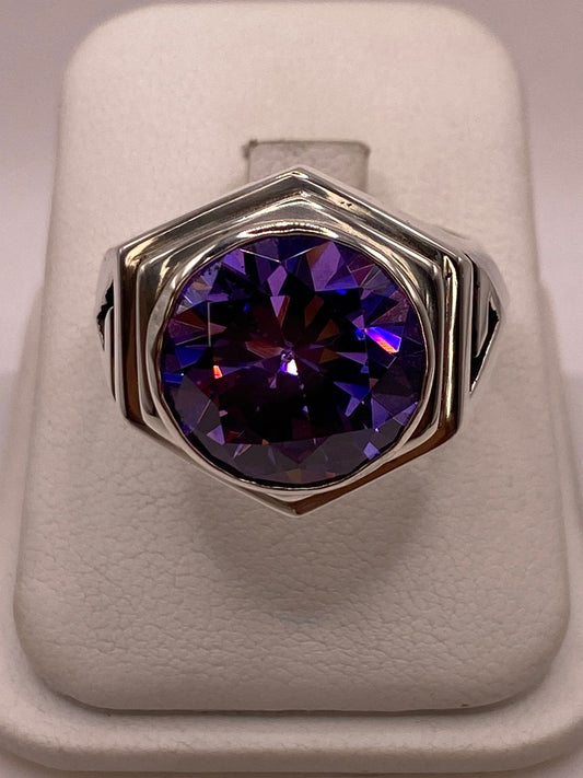 Anillo Artesanal de Plata con Piedra Tornasol en Relieve — ángulo diagonal