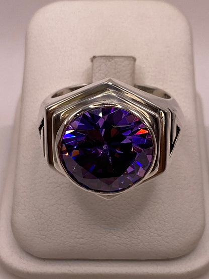 Anillo Artesanal de Plata con Piedra Tornasol en Relieve, vista frontal
