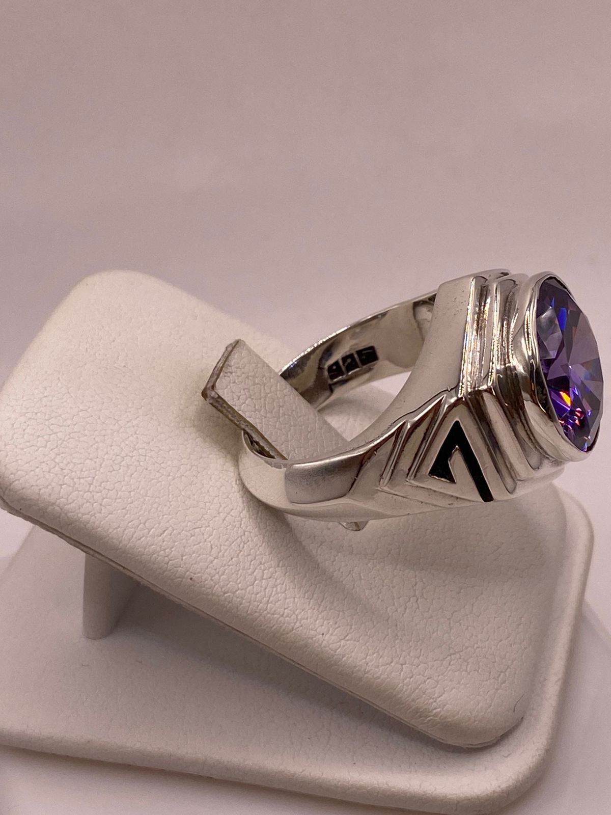Anillo Artesanal de Plata con Piedra Tornasol en Relieve, vista lateral
