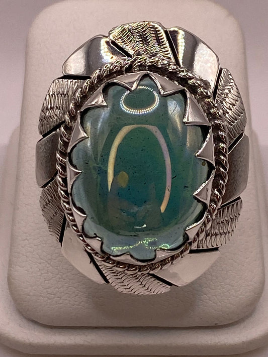 Anillo Artesanal de Plata con Piedra Verde Pulida en Relieve en báscula mostrando peso