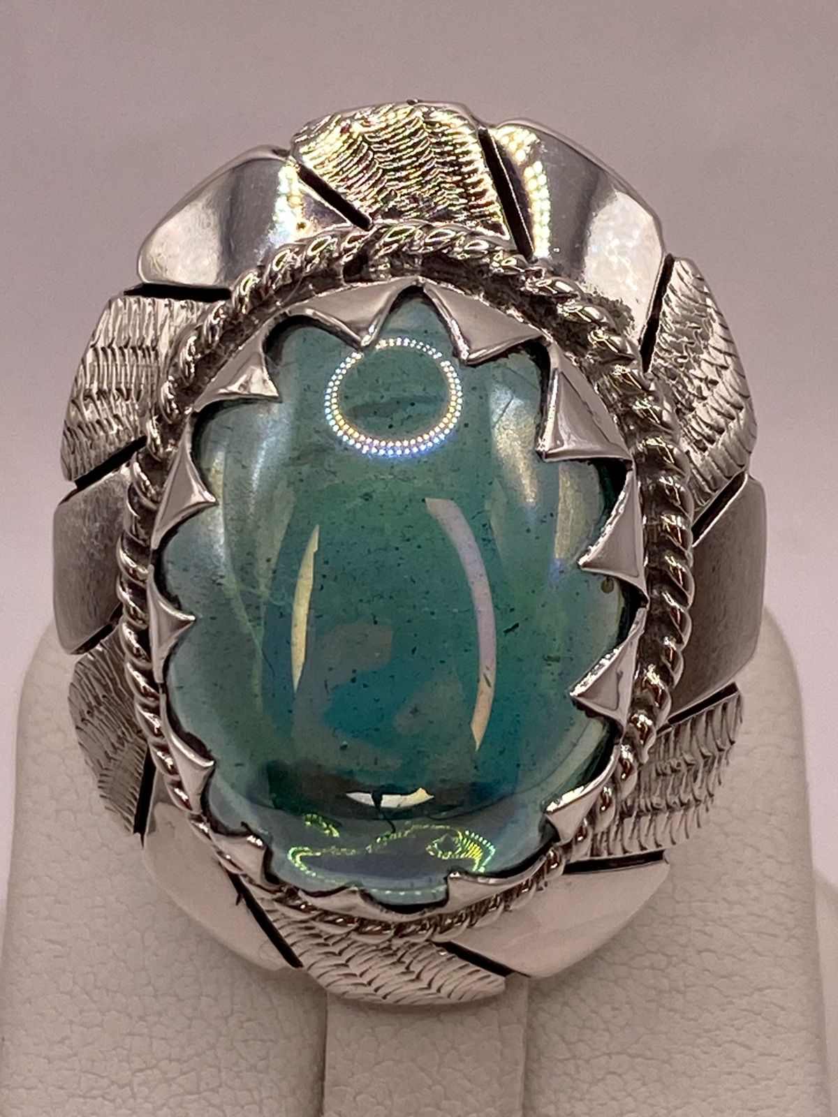 Anillo Artesanal de Plata con Piedra Verde Pulida en Relieve, vista superior