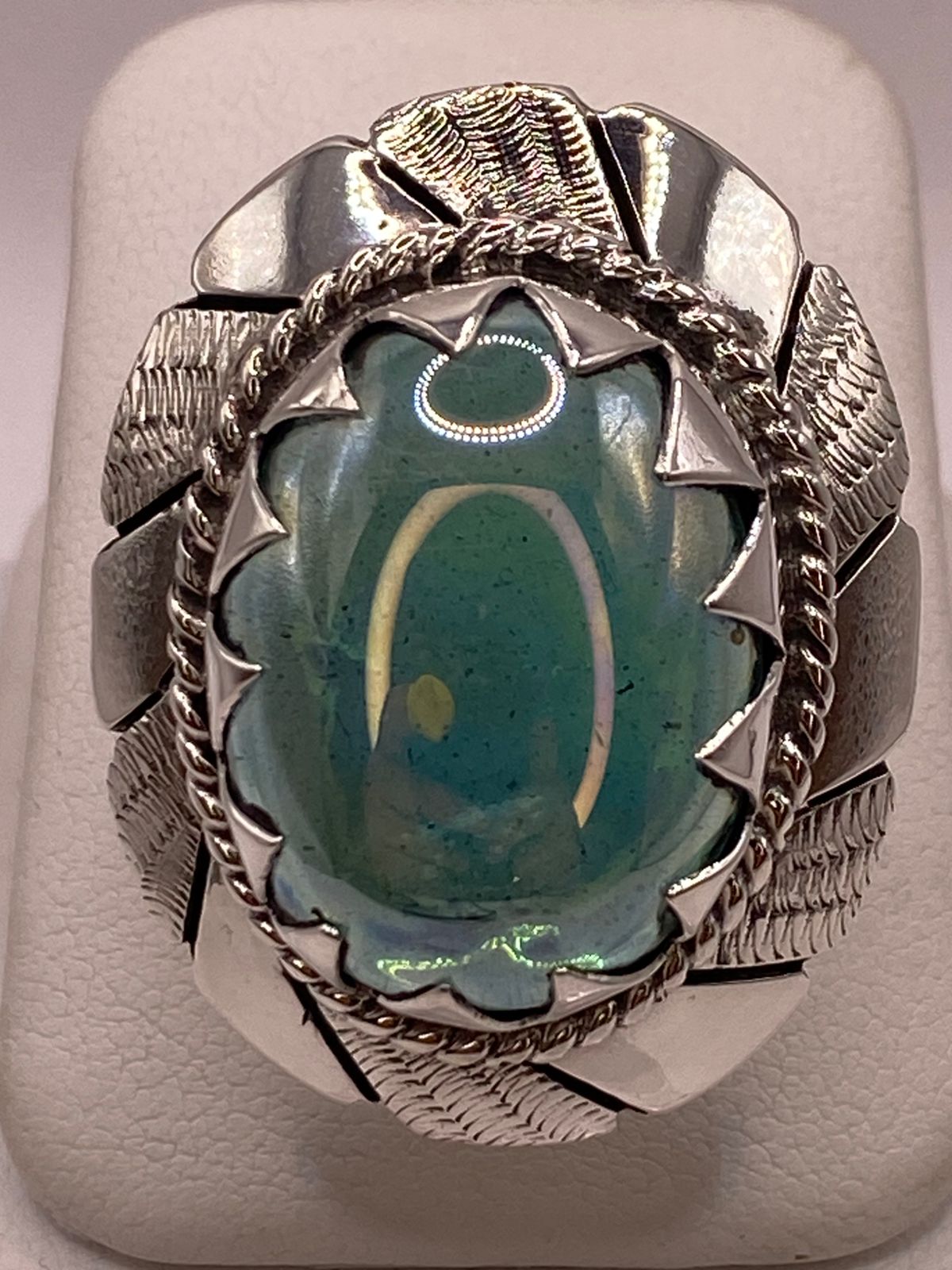 Anillo Artesanal de Plata con Piedra Verde Pulida en Relieve, vista frontal