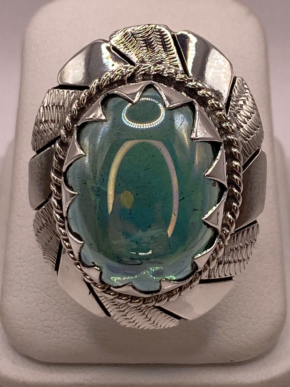 Anillo Artesanal de Plata con Piedra Verde Pulida en Relieve, vista de detalle
