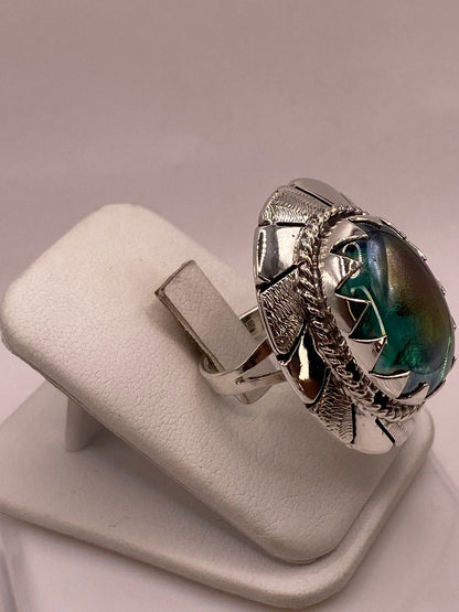 Anillo Artesanal de Plata con Piedra Verde Pulida en Relieve, vista lateral