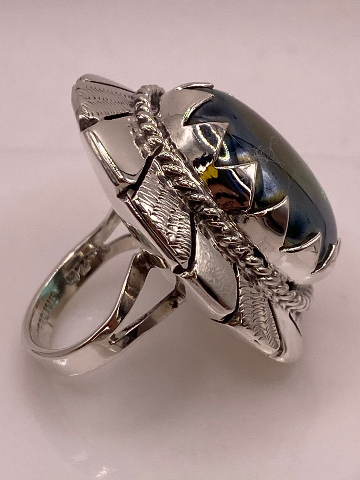 Anillo Artesanal de Plata con Piedra Verde Pulida en Relieve, sello de autenticidad Plata Ley .925