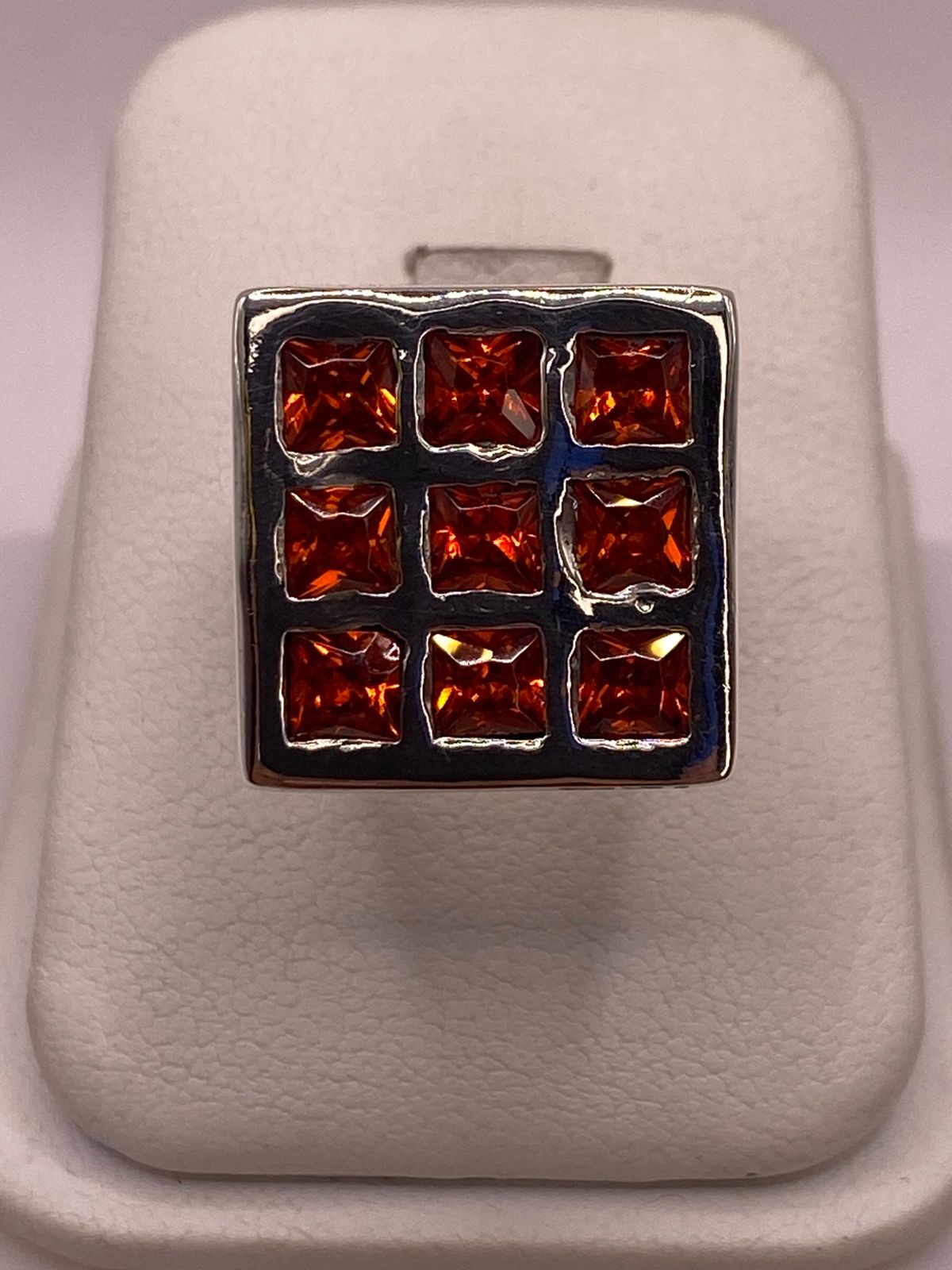 Anillo Artesanal de Plata con Piedras Facetadas, vista de detalle