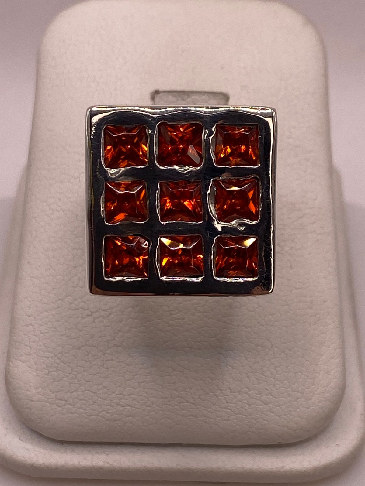 Anillo Artesanal de Plata con Piedras Facetadas, vista frontal