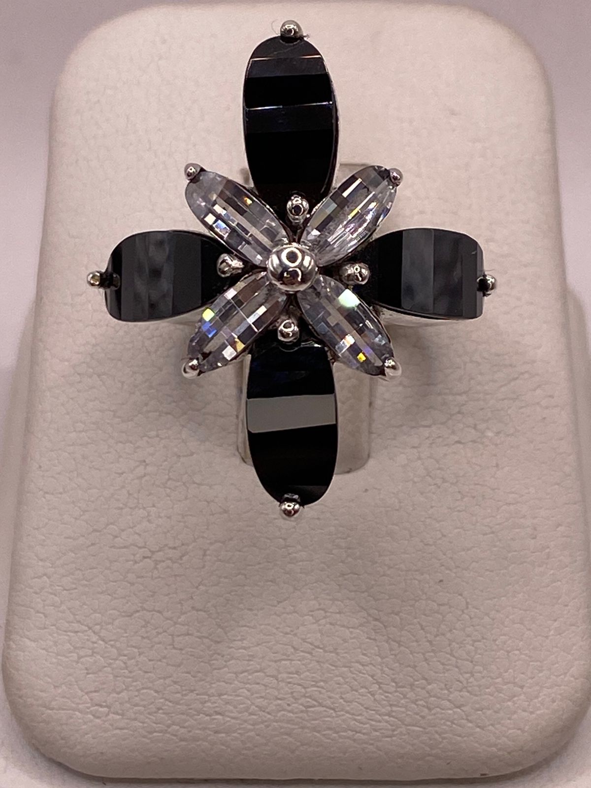 Vanillo Artesanal de Plata con Piedras Facetadas en Diseño Floral, vista frontal