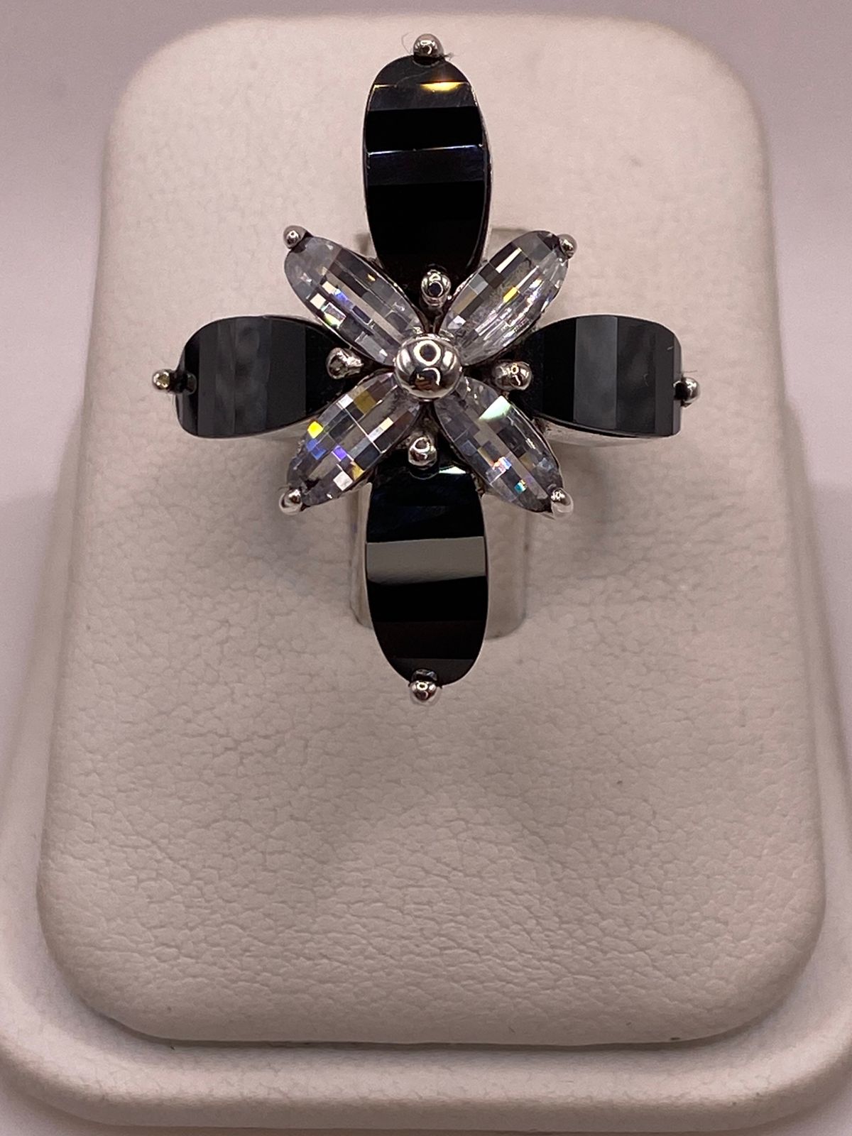 Vanillo Artesanal de Plata con Piedras Facetadas en Diseño Floral — ángulo diagonal