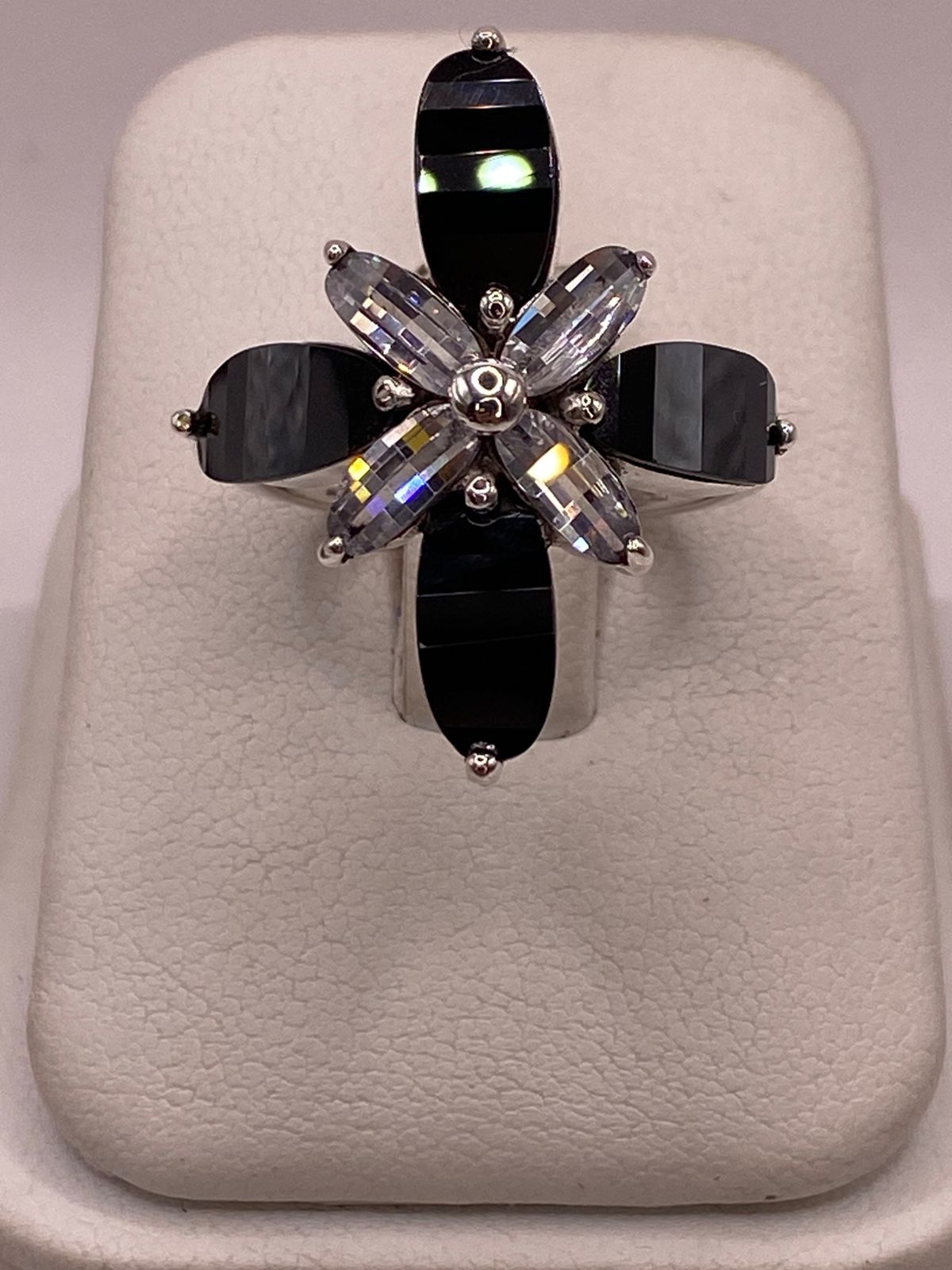 Vanillo Artesanal de Plata con Piedras Facetadas en Diseño Floral, vista de detalle
