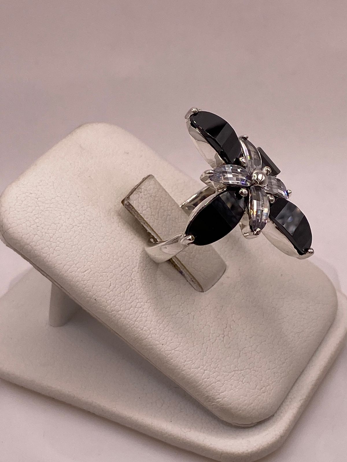 Vanillo Artesanal de Plata con Piedras Facetadas en Diseño Floral, vista lateral