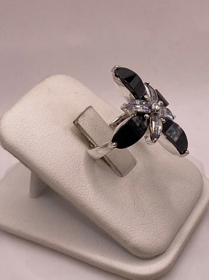Vanillo Artesanal de Plata con Piedras Facetadas en Diseño Floral, vista lateral
