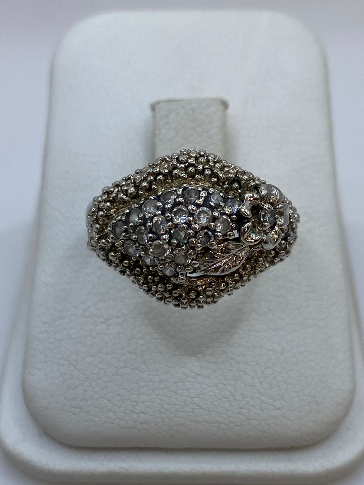 Anillo Artesanal Vintage con Cristales Brillantes en Plata 925, vista frontal