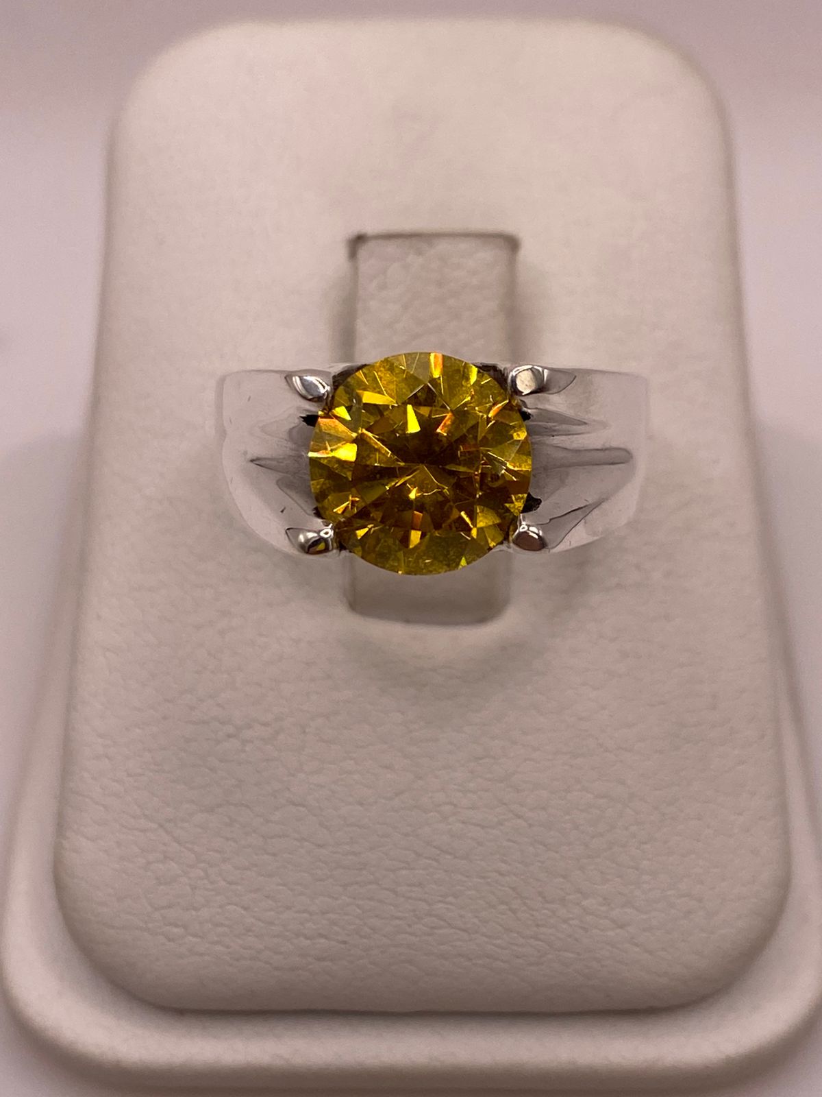 Anillo Artesanal con Zirconia Amarilla en Plata Ley .925 — ángulo diagonal