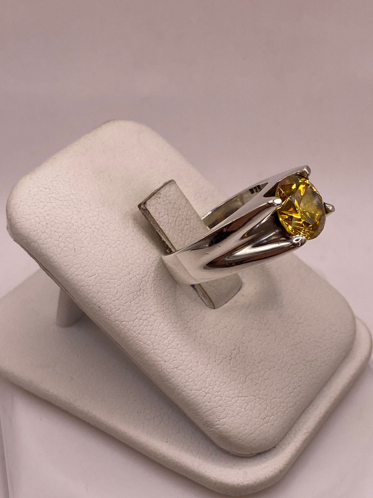 Anillo Artesanal con Zirconia Amarilla en Plata Ley .925, vista lateral