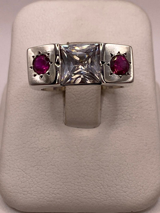 Anillo Artesanal con Zirconia Blanca y Fucsia en Plata Ley .925 — ángulo diagonal