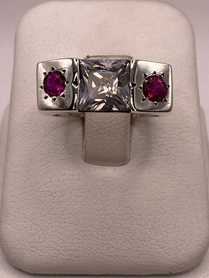 Anillo Artesanal con Zirconia Blanca y Fucsia en Plata Ley .925, vista de detalle
