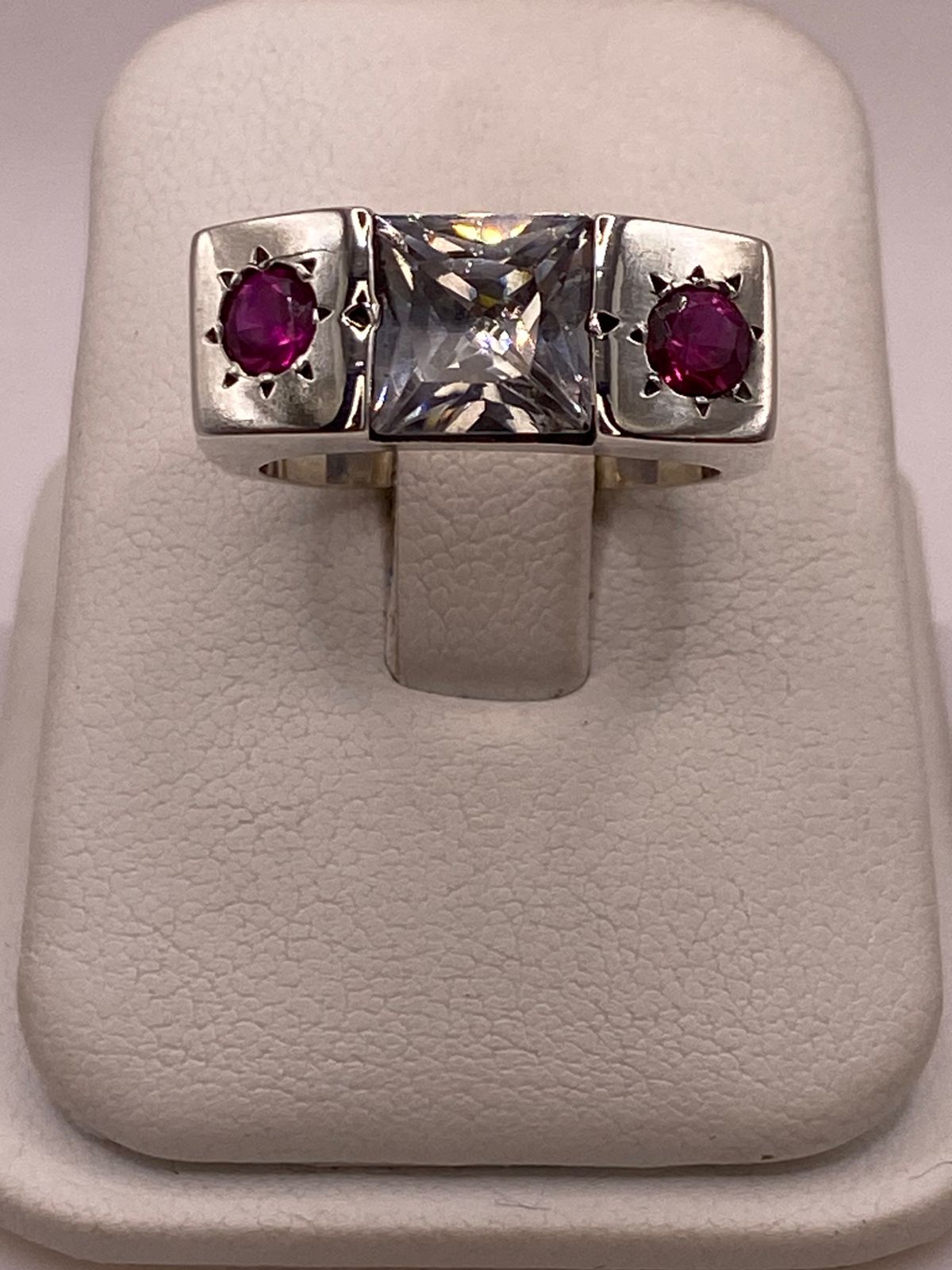 Anillo Artesanal con Zirconia Blanca y Fucsia en Plata Ley .925, vista frontal