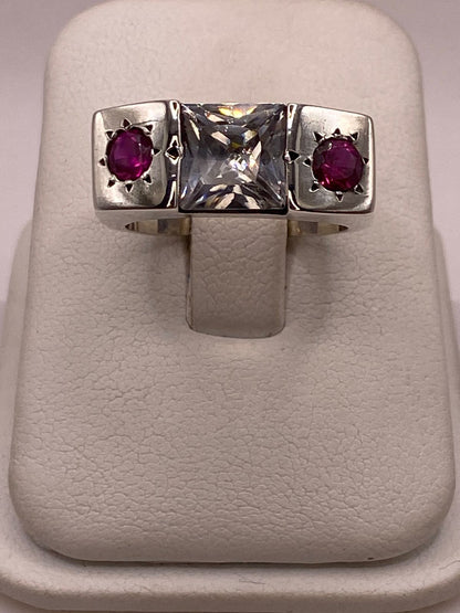 Anillo Artesanal con Zirconia Blanca y Fucsia en Plata Ley .925, vista frontal