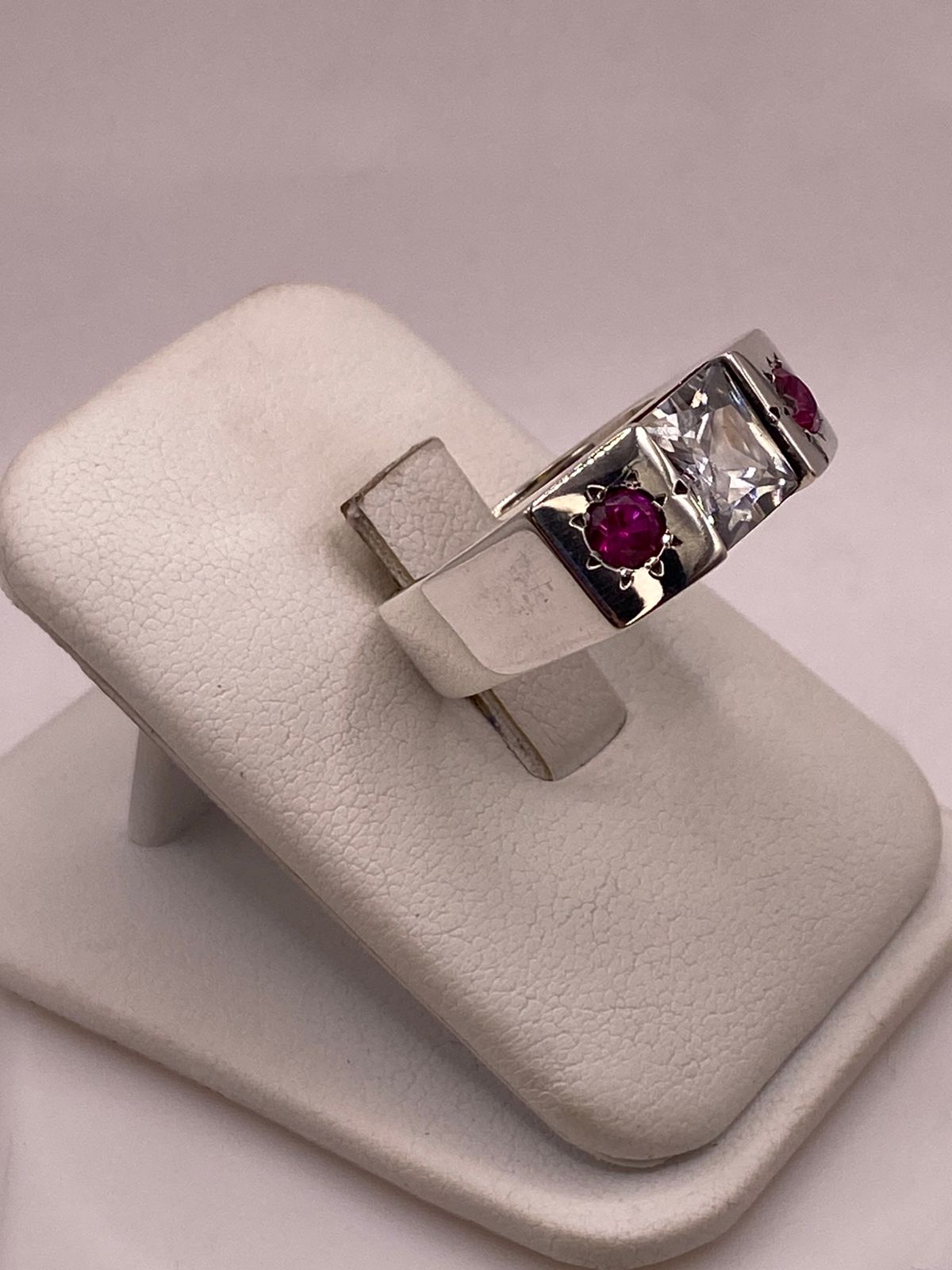 Anillo Artesanal con Zirconia Blanca y Fucsia en Plata Ley .925, vista lateral