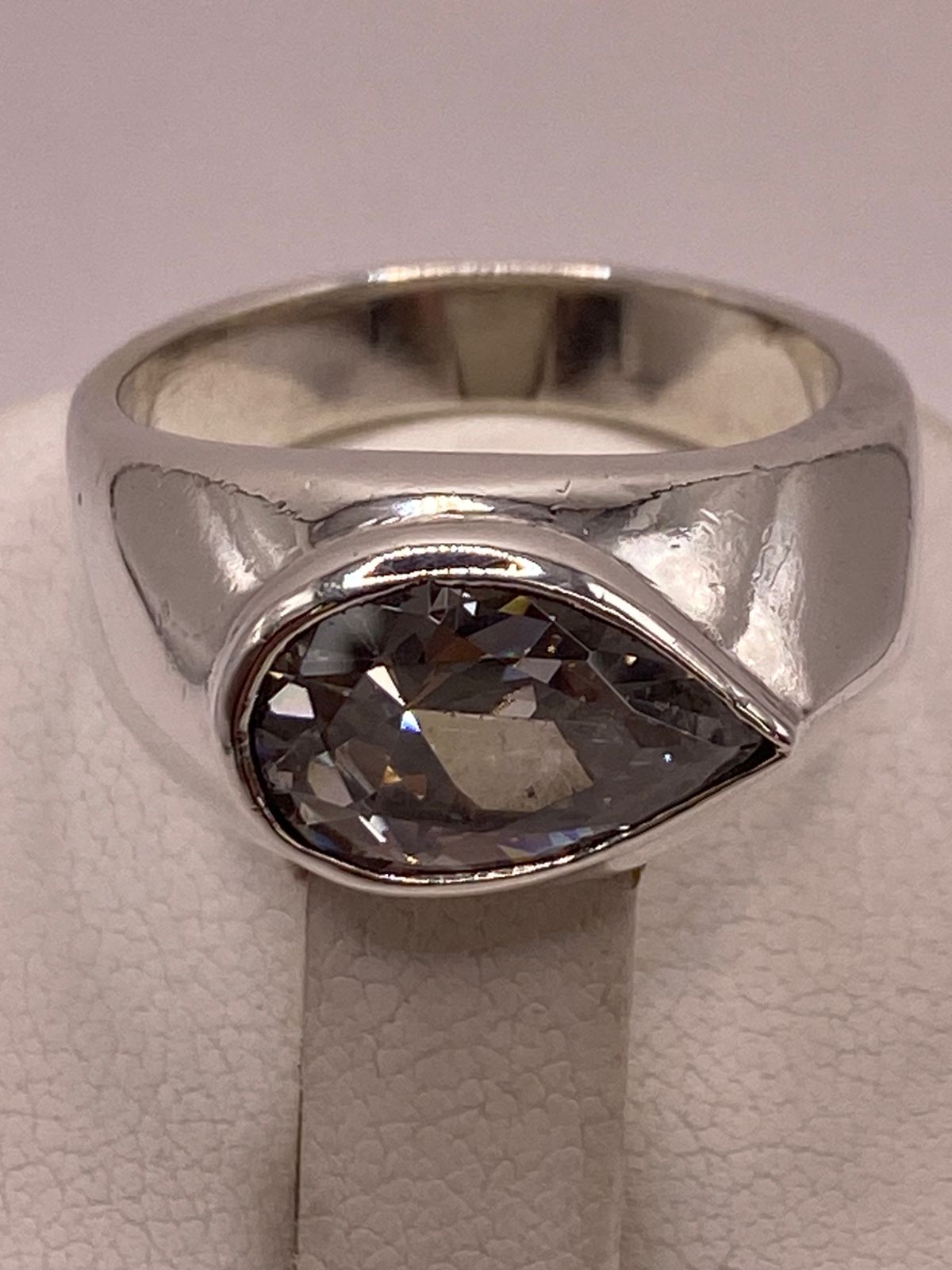 Anillo Artesanal con Zirconia Blanca en Plata Ley .925, sello de autenticidad Plata Ley .925