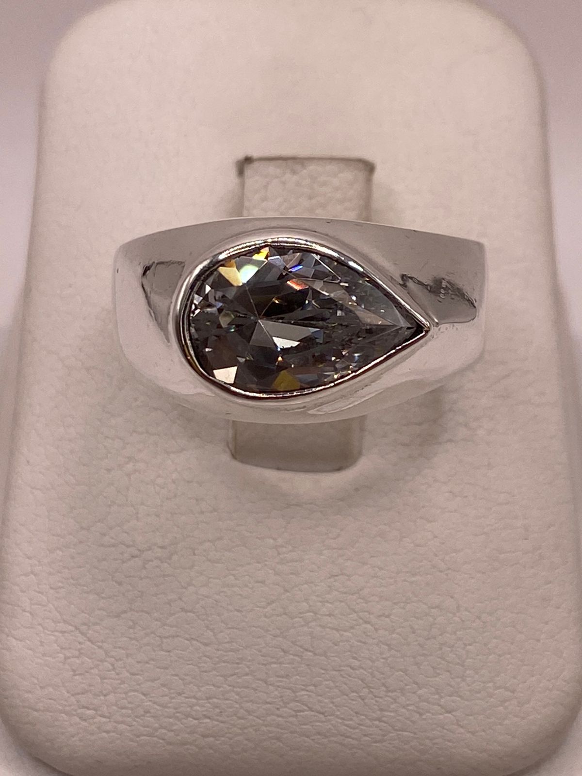 Anillo Artesanal con Zirconia Blanca en Plata Ley .925 en báscula mostrando peso