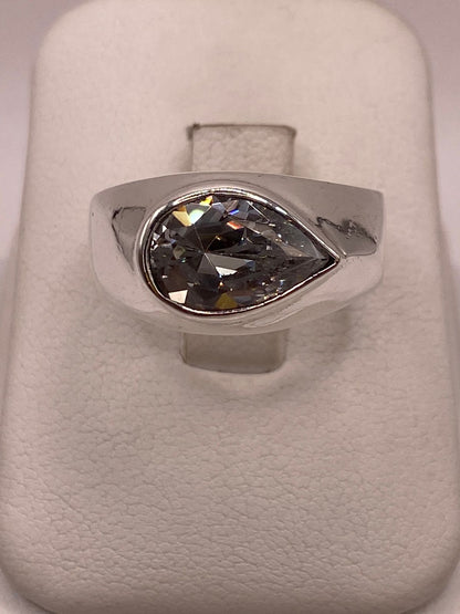 Anillo Artesanal con Zirconia Blanca en Plata Ley .925 en báscula mostrando peso