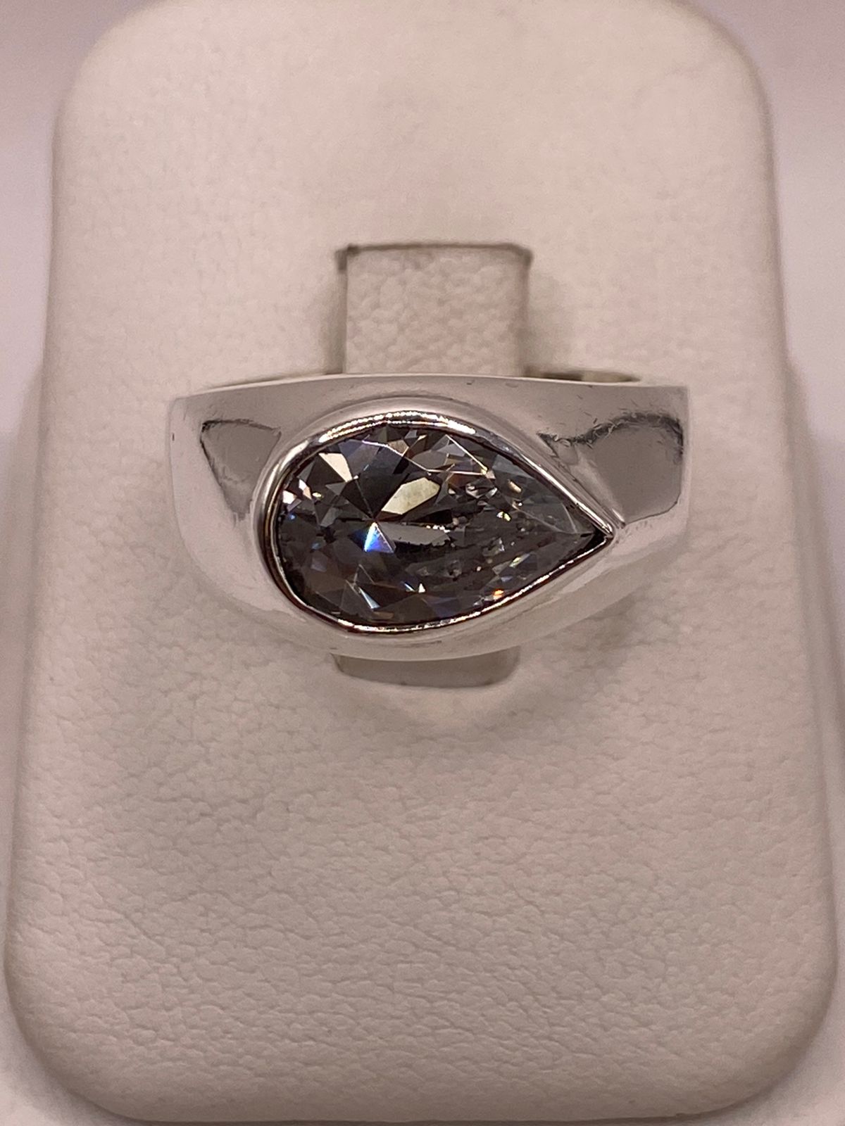 Anillo Artesanal con Zirconia Blanca en Plata Ley .925, vista frontal