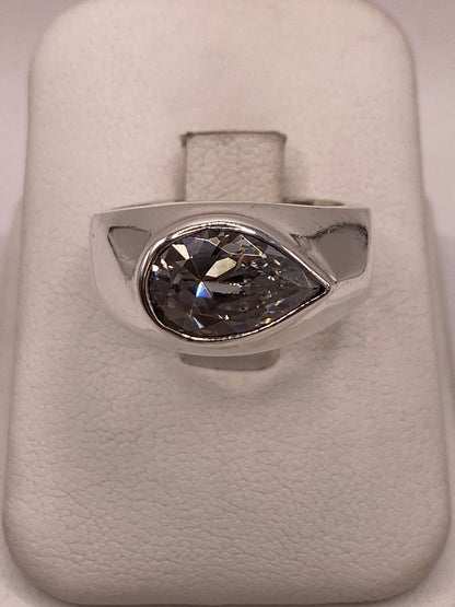 Anillo Artesanal con Zirconia Blanca en Plata Ley .925, vista frontal