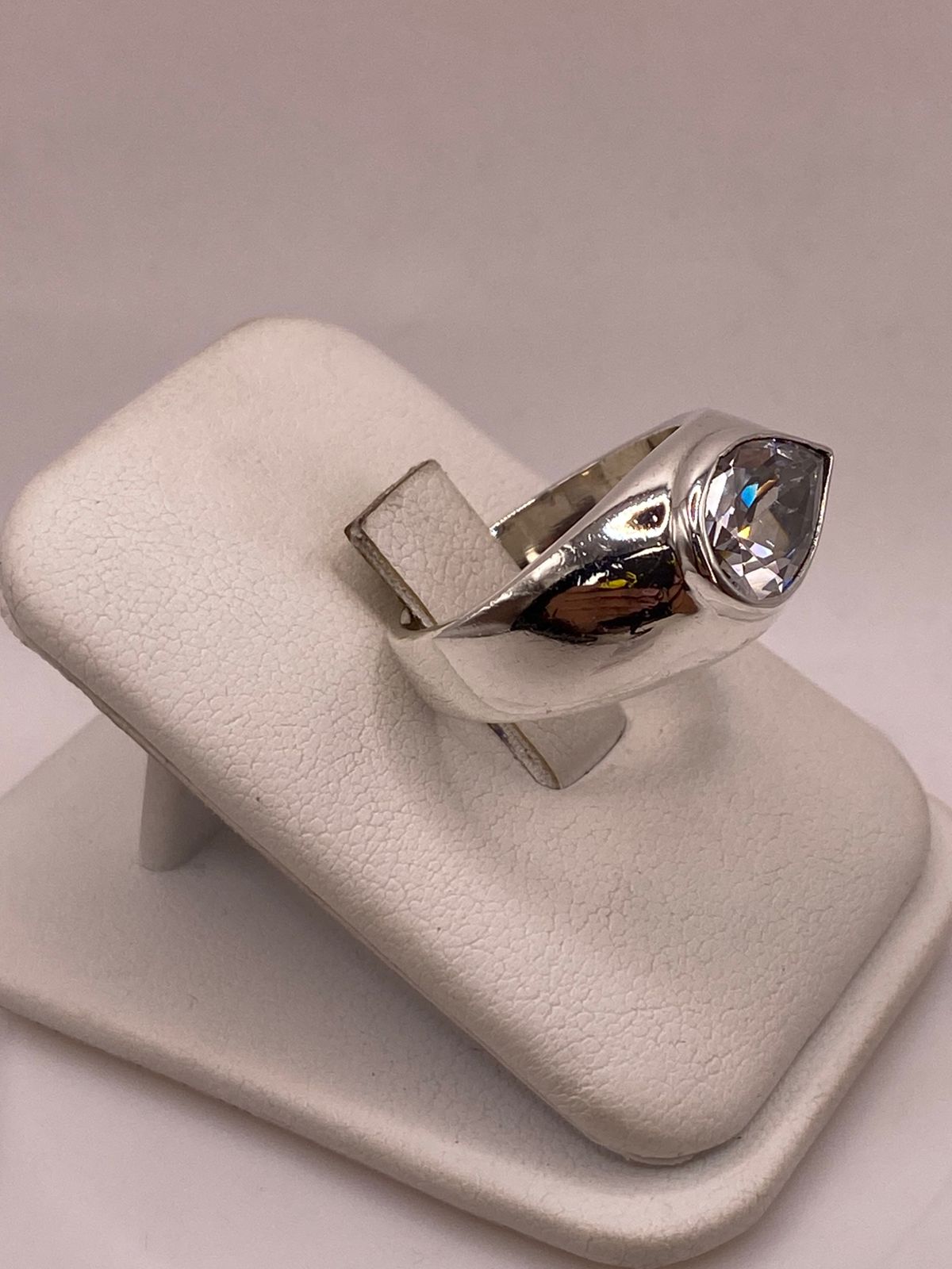 Anillo Artesanal con Zirconia Blanca en Plata Ley .925, vista lateral