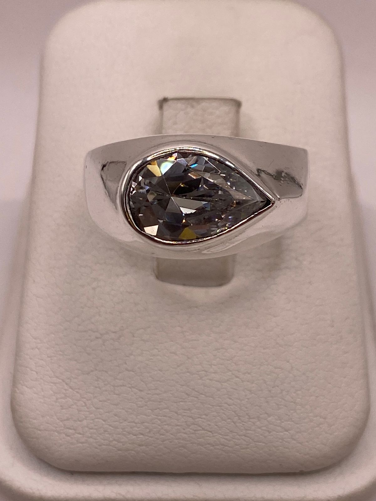 Anillo Artesanal con Zirconia Blanca en Plata Ley .925, vista superior