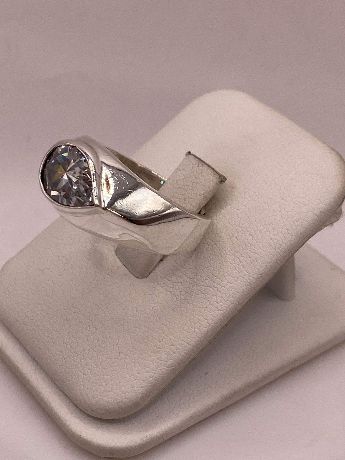 Anillo Artesanal con Zirconia Blanca en Plata Ley .925, vista de detalle