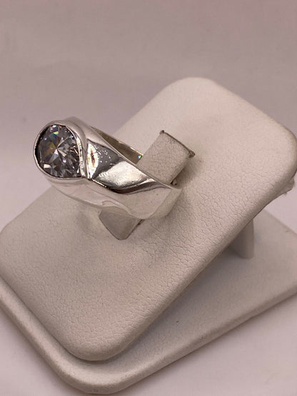Anillo Artesanal con Zirconia Blanca en Plata Ley .925, vista de detalle