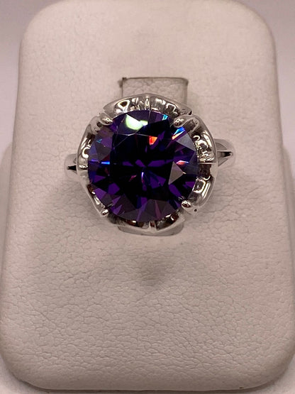 Anillo Artesanal con Zirconia Morada en Plata Ley .925 en báscula mostrando peso