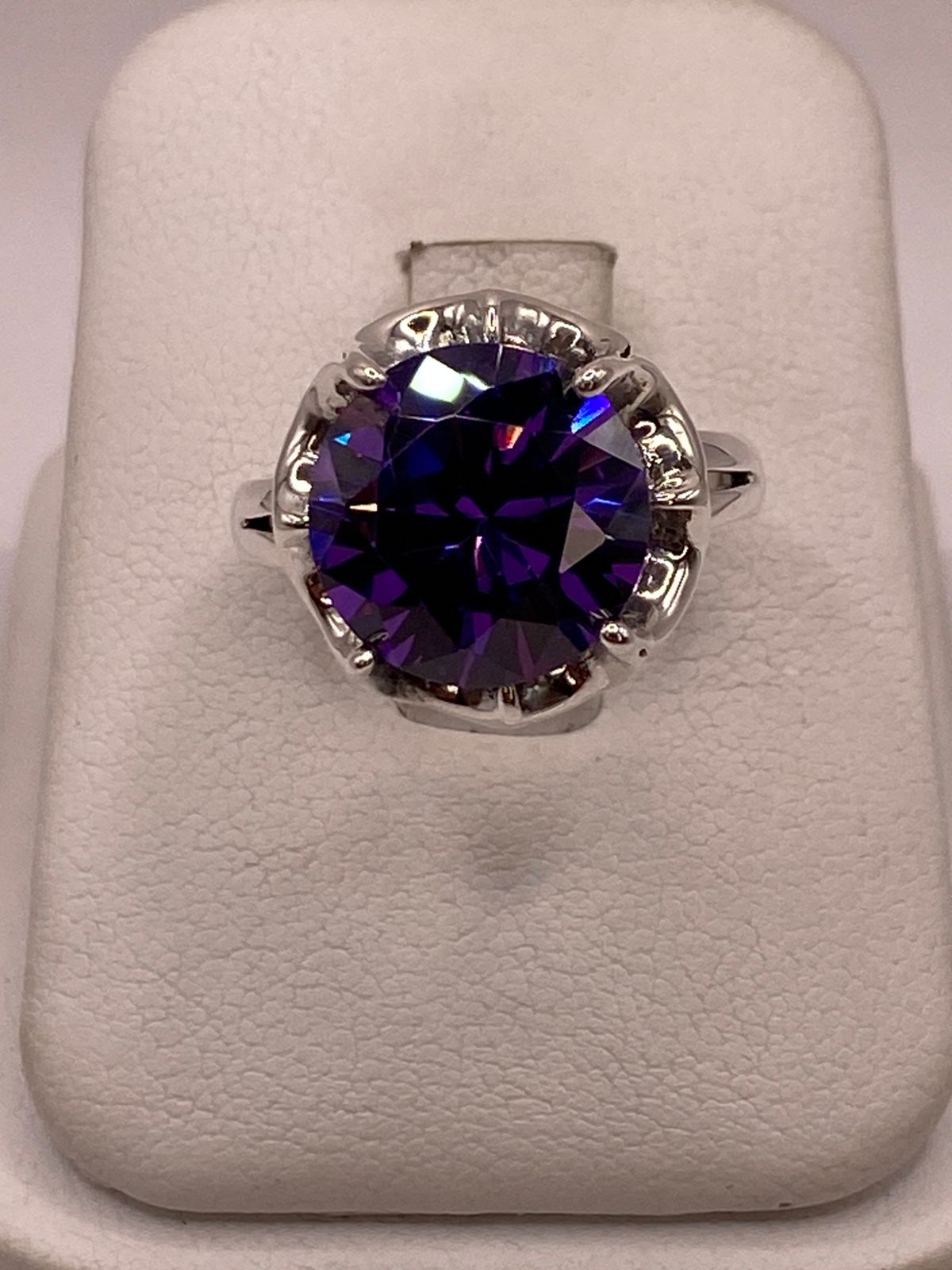 Anillo Artesanal con Zirconia Morada en Plata Ley .925, vista de detalle