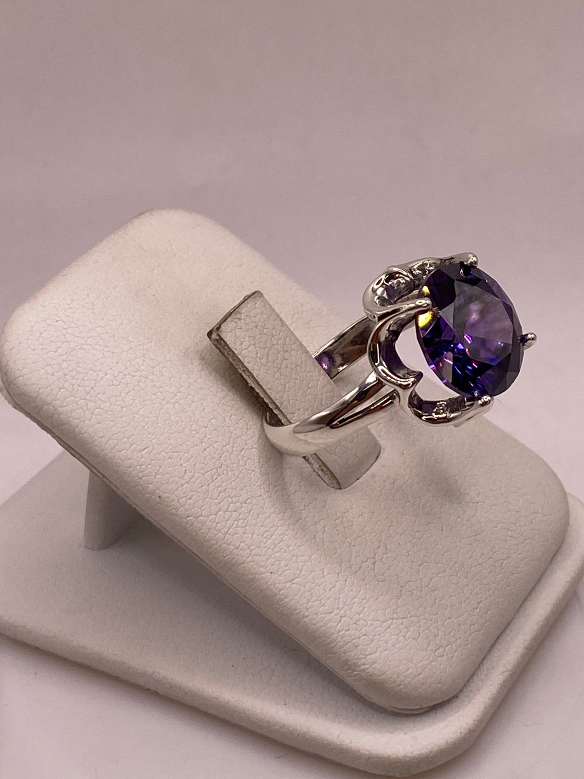 Anillo Artesanal con Zirconia Morada en Plata Ley .925, vista lateral