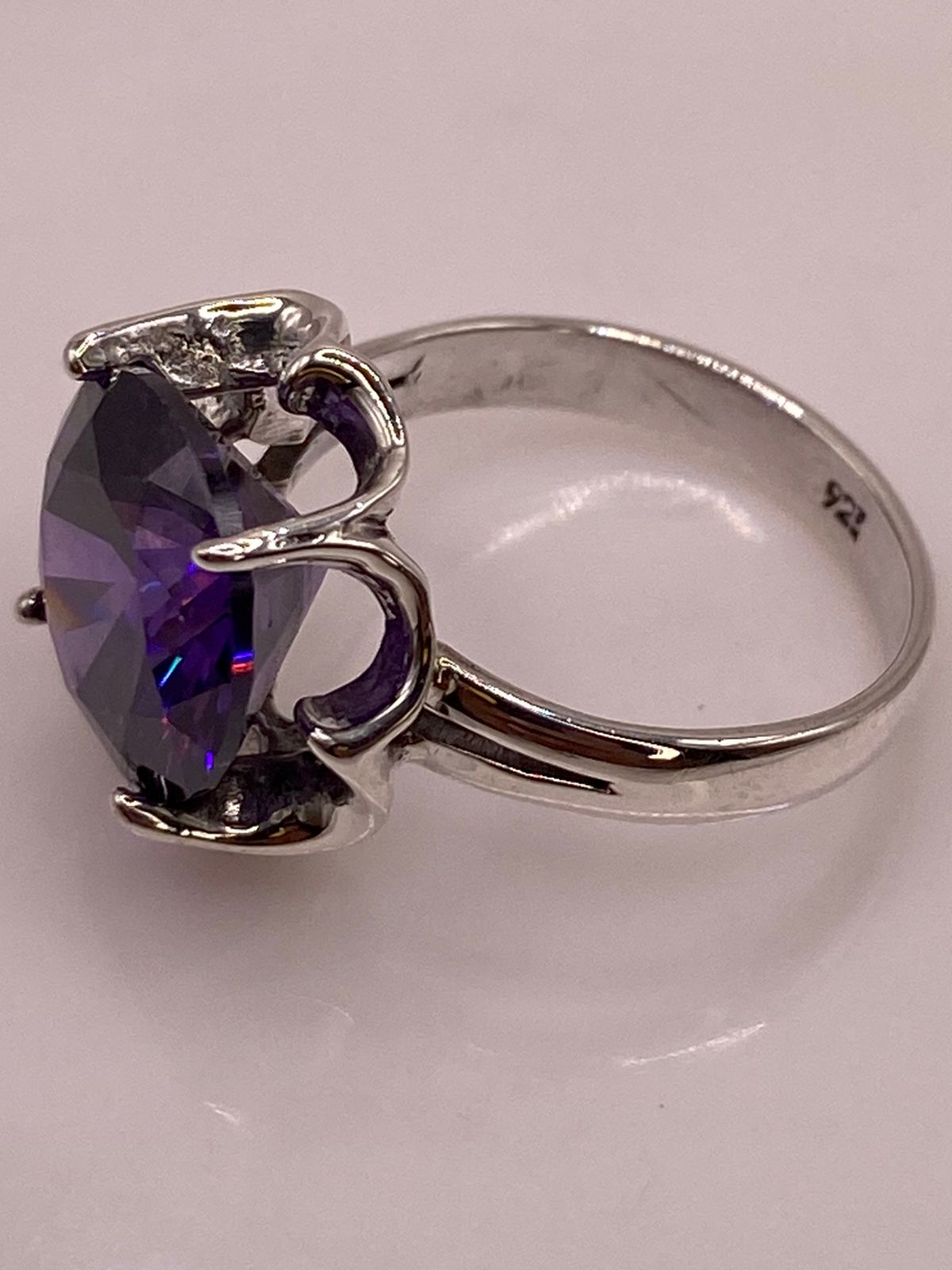 Anillo Artesanal con Zirconia Morada en Plata Ley .925, sello de autenticidad Plata Ley .925