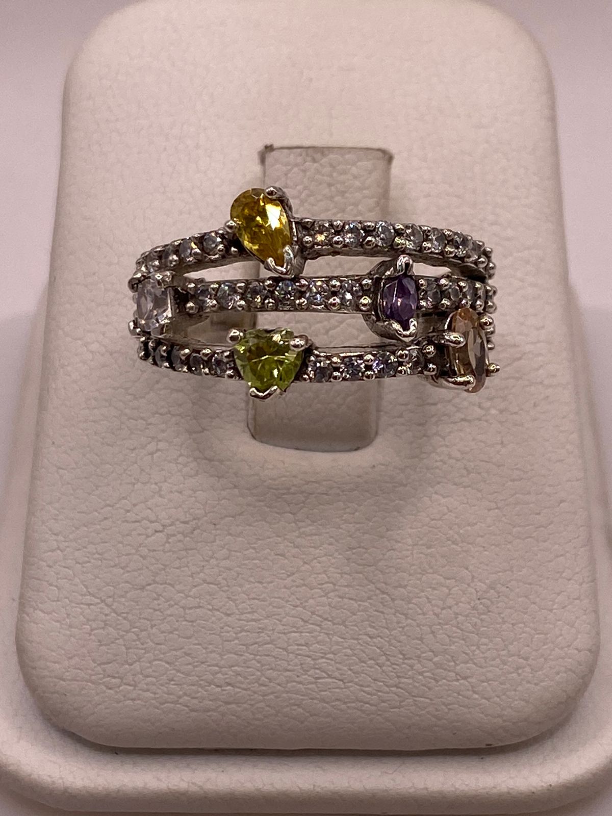 Anillo Artesanal con Zirconia Multicolor en Plata Ley .925 en báscula mostrando peso