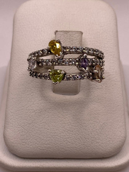 Anillo Artesanal con Zirconia Multicolor en Plata Ley .925 en báscula mostrando peso