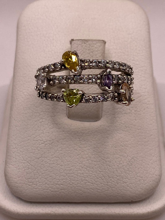 Anillo Artesanal con Zirconia Multicolor en Plata Ley .925 en báscula mostrando peso