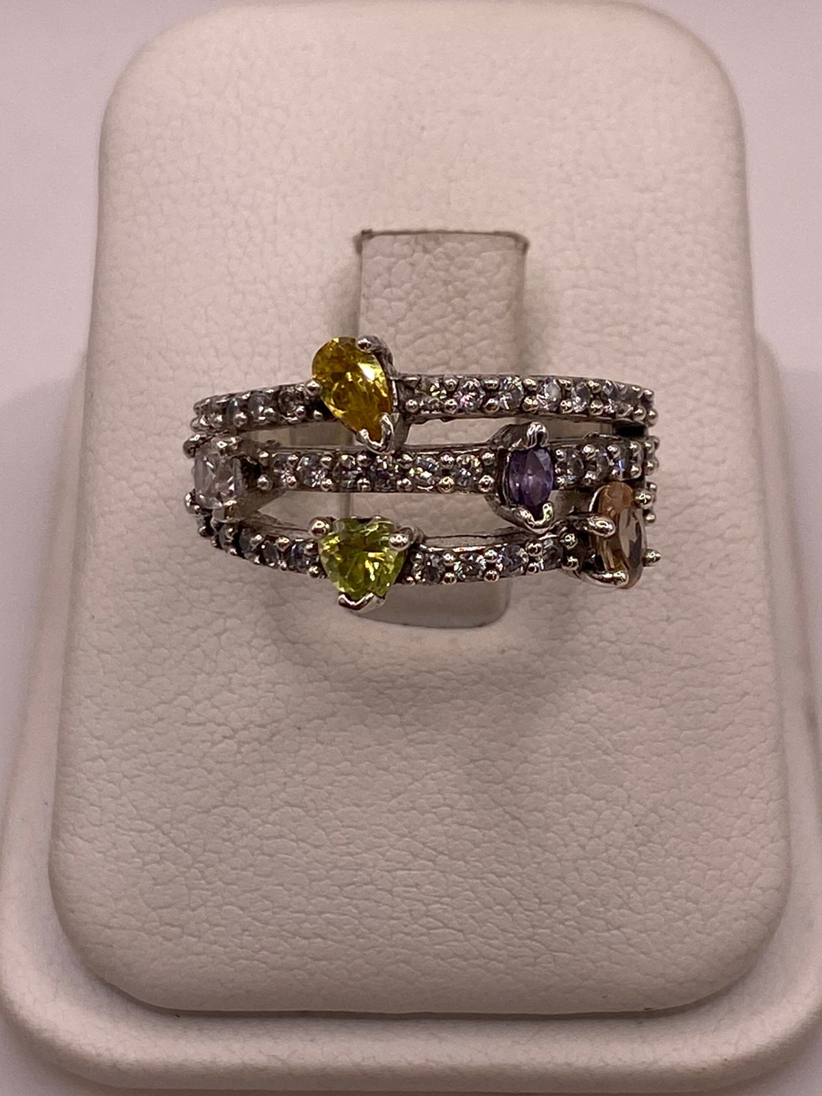 Anillo Artesanal con Zirconia Multicolor en Plata Ley .925, vista de detalle