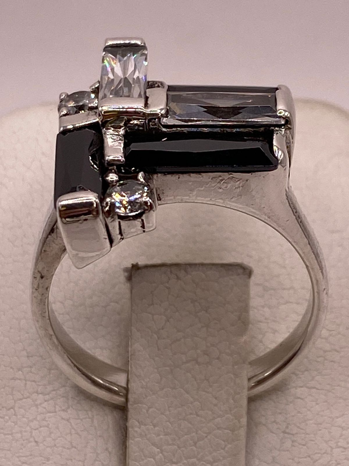 Anillo Artesanal con Zirconia Negra y Blanca en Plata Ley .925, sello de autenticidad Plata Ley .925