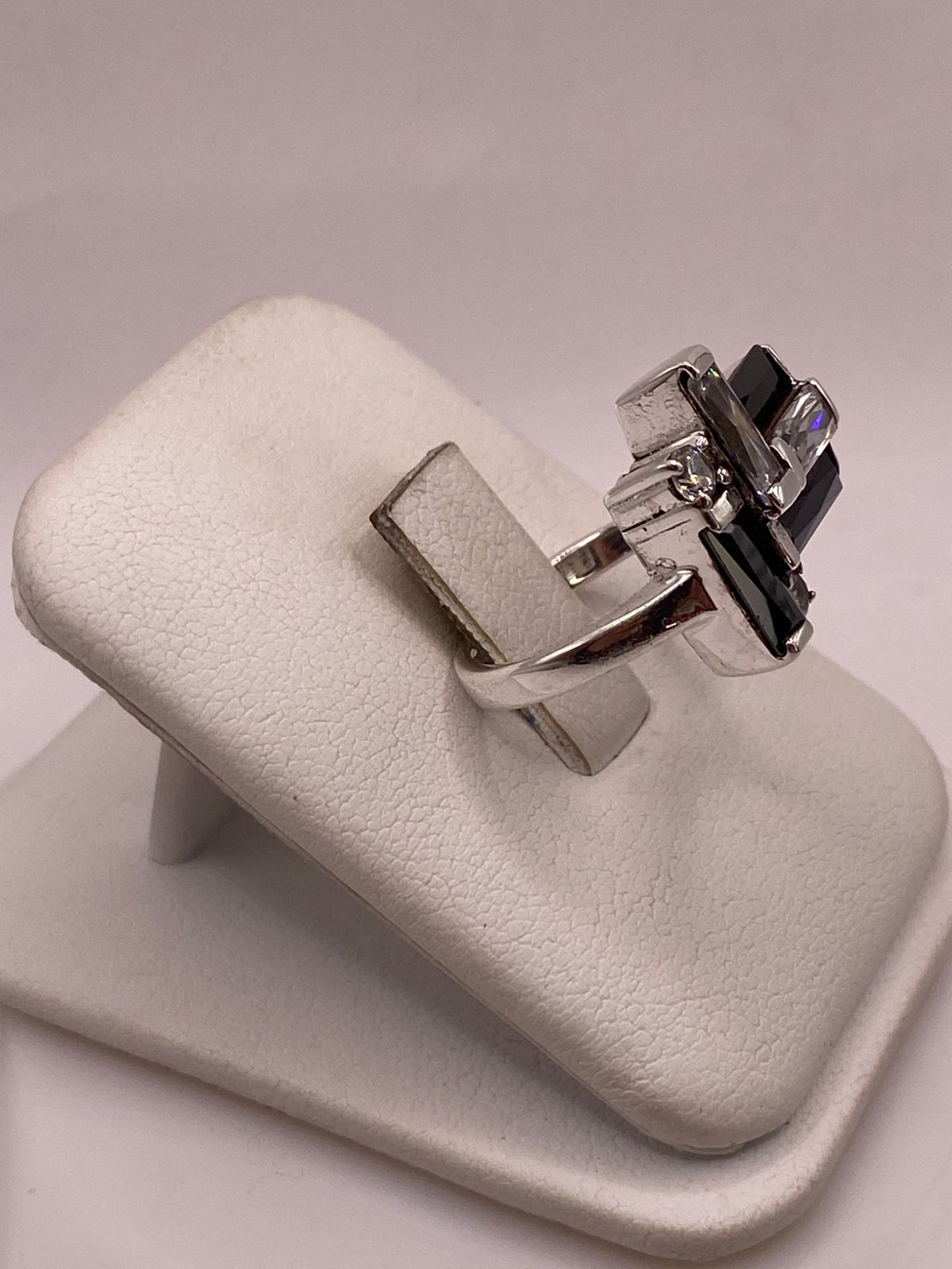 Anillo Artesanal con Zirconia Negra y Blanca en Plata Ley .925, vista lateral