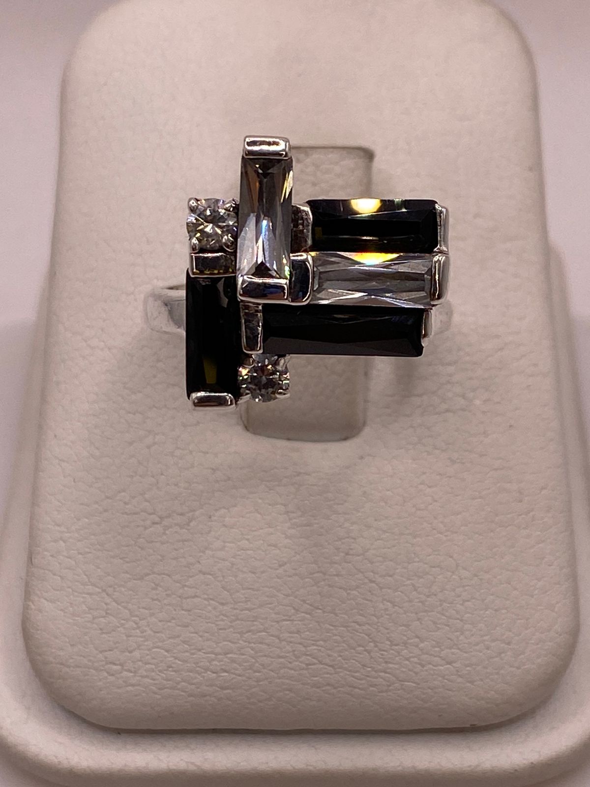 Anillo Artesanal con Zirconia Negra y Blanca en Plata Ley .925 — ángulo diagonal