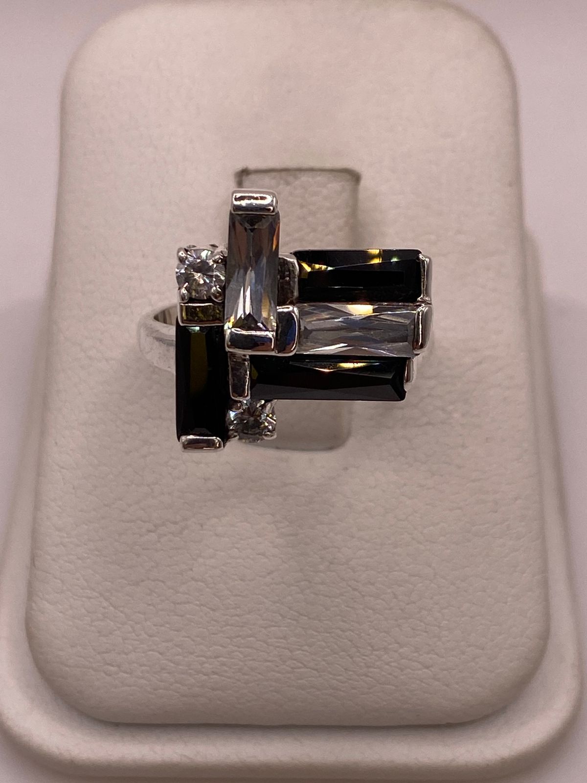Anillo Artesanal con Zirconia Negra y Blanca en Plata Ley .925, vista frontal