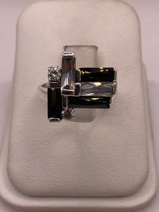 Anillo Artesanal con Zirconia Negra y Blanca en Plata Ley .925, vista frontal