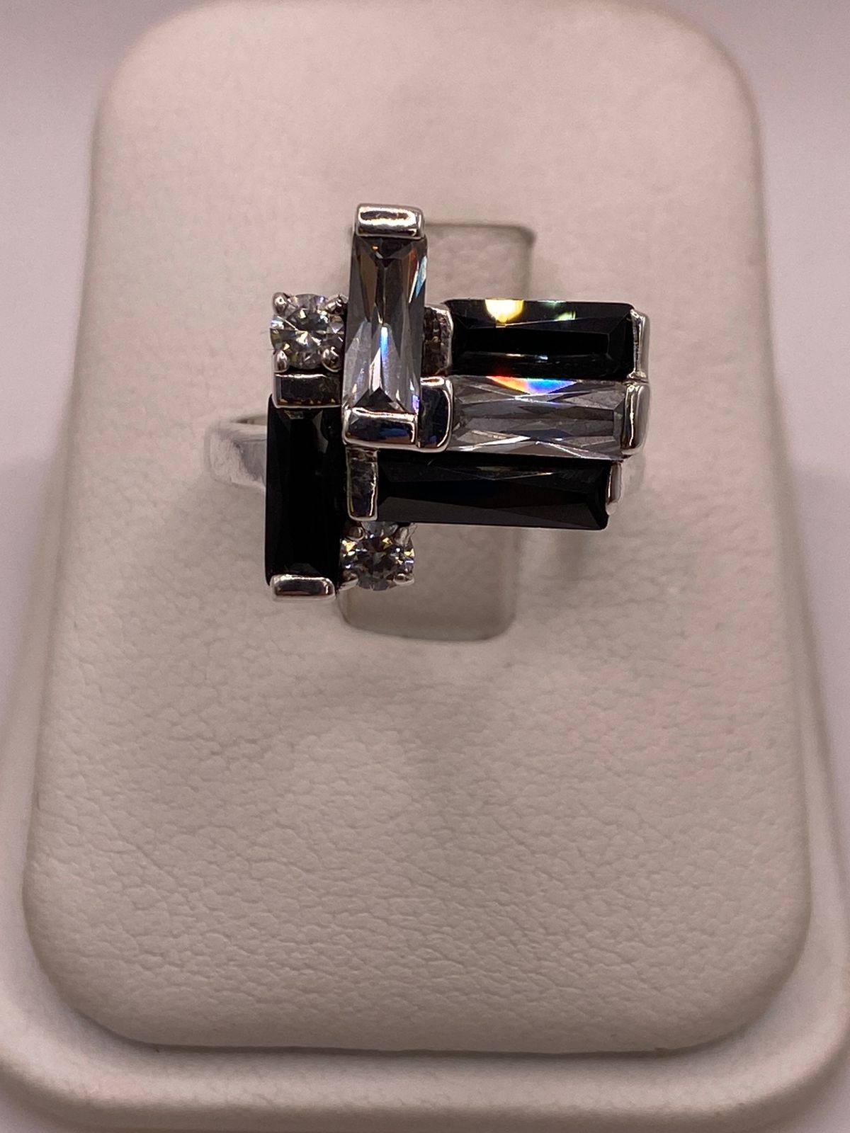 Anillo Artesanal con Zirconia Negra y Blanca en Plata Ley .925, vista de detalle