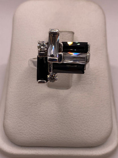 Anillo Artesanal con Zirconia Negra y Blanca en Plata Ley .925, vista de detalle