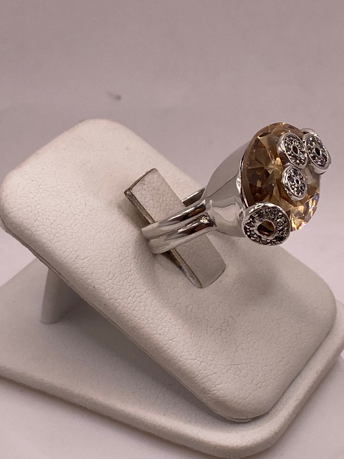 Anillo Artesanal con Zirconia en Plata Ley .925, vista lateral